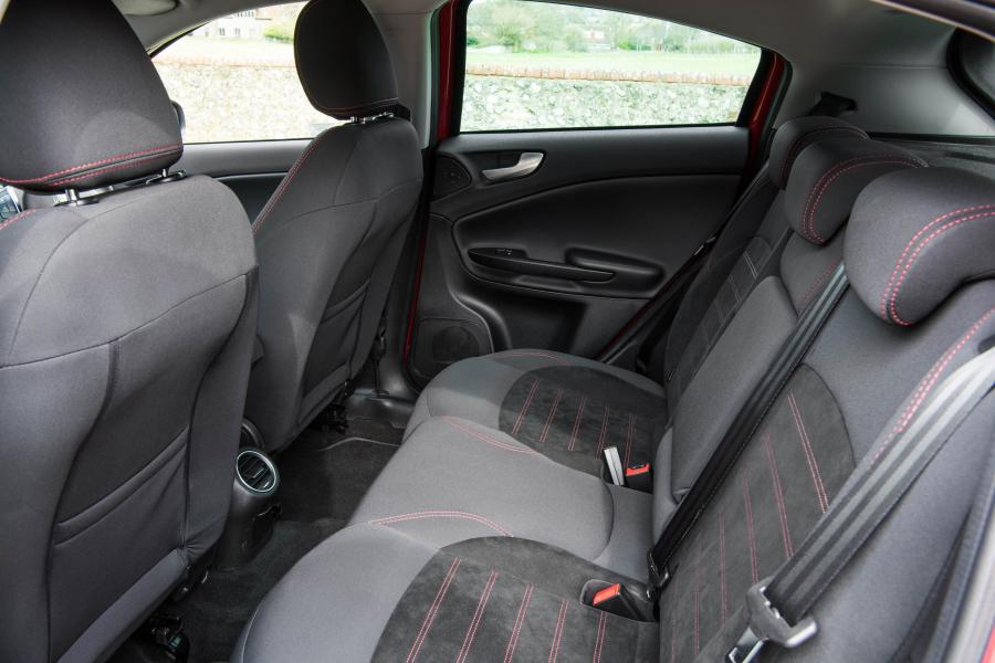 Интерьер Alfa Romeo Giulietta 2016 года  (UK) (фото 37 из 44)